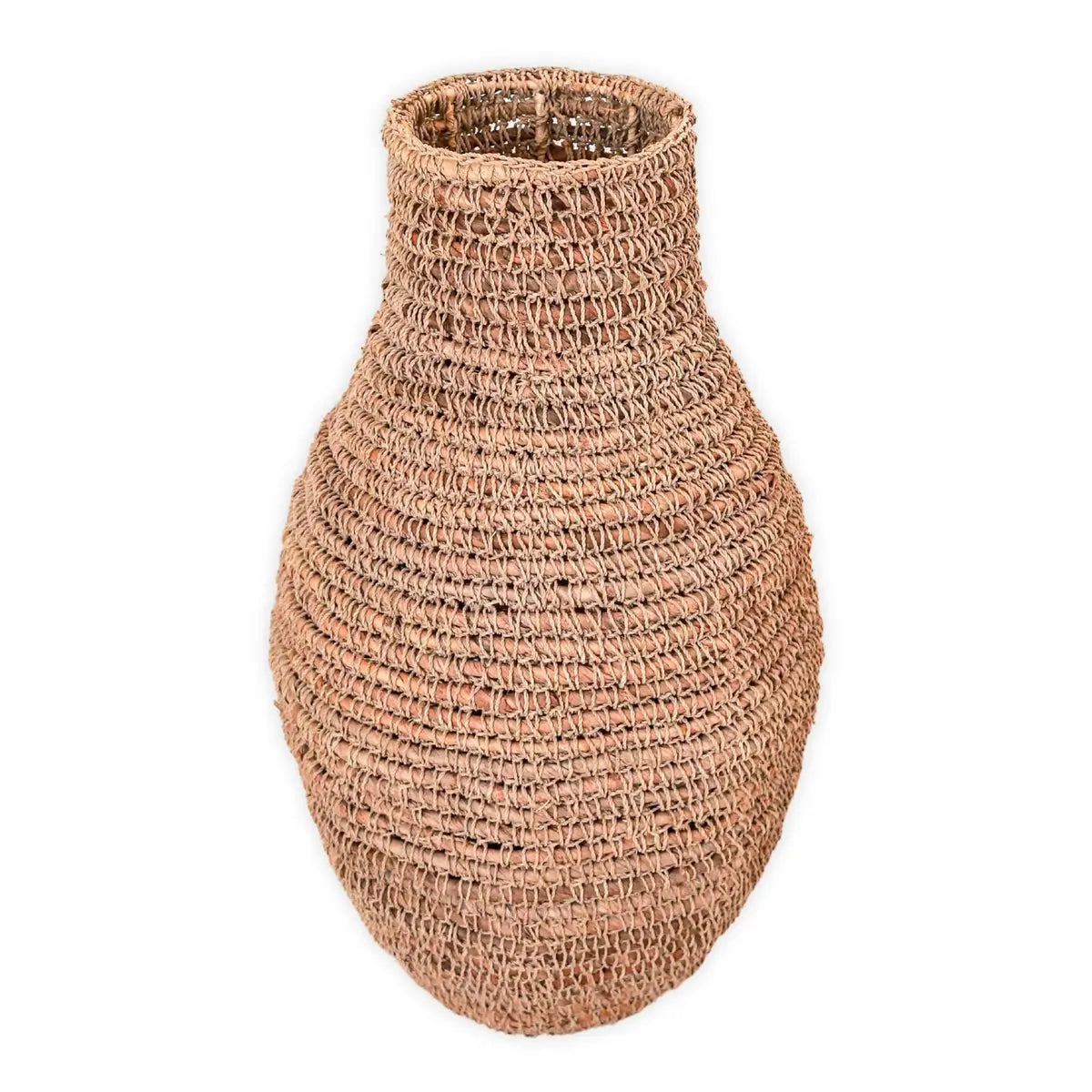 Vaas van bananenvezel en raffia op een witte achtergrond