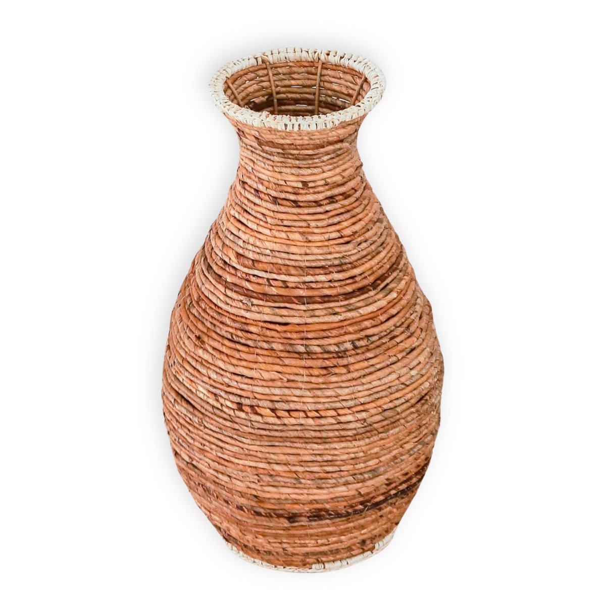 Vaas van bananenvezel en raffia op een witte achtergrond
