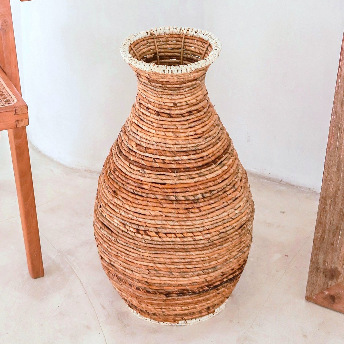 Vaas van bananenvezel en raffia van dichtbij gezien