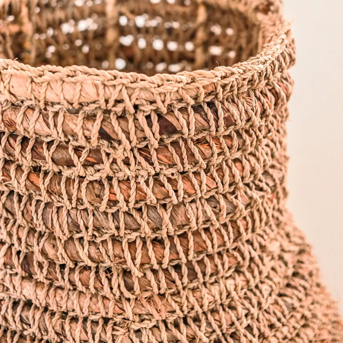 Vaas van bananenvezel en raffia ingezoomd op de bovenkant