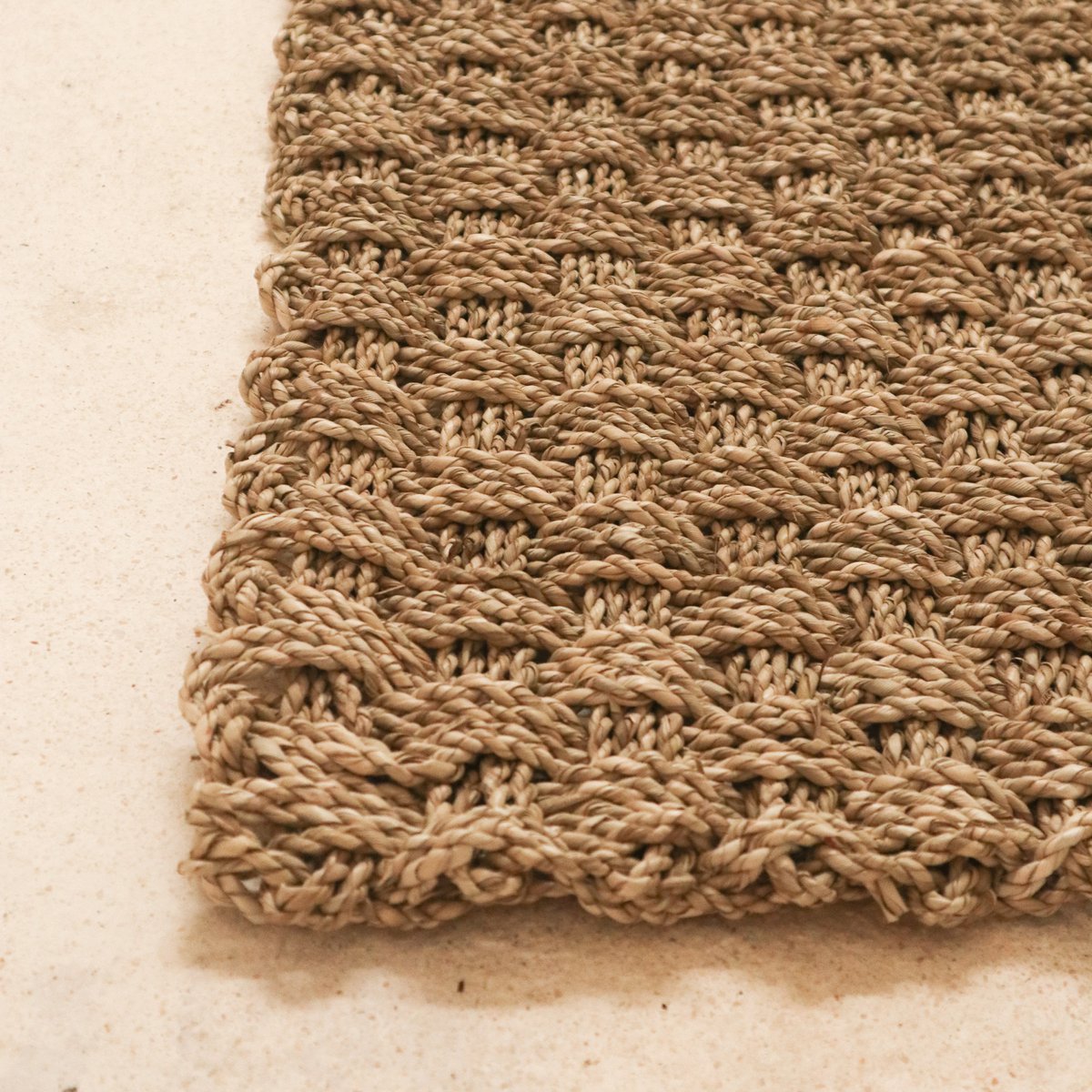Close-up van vloerkleed van duurzaam gevlochten zeegras