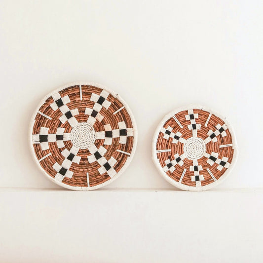 Wanddecoratie van bananenvezel voor een witte muur