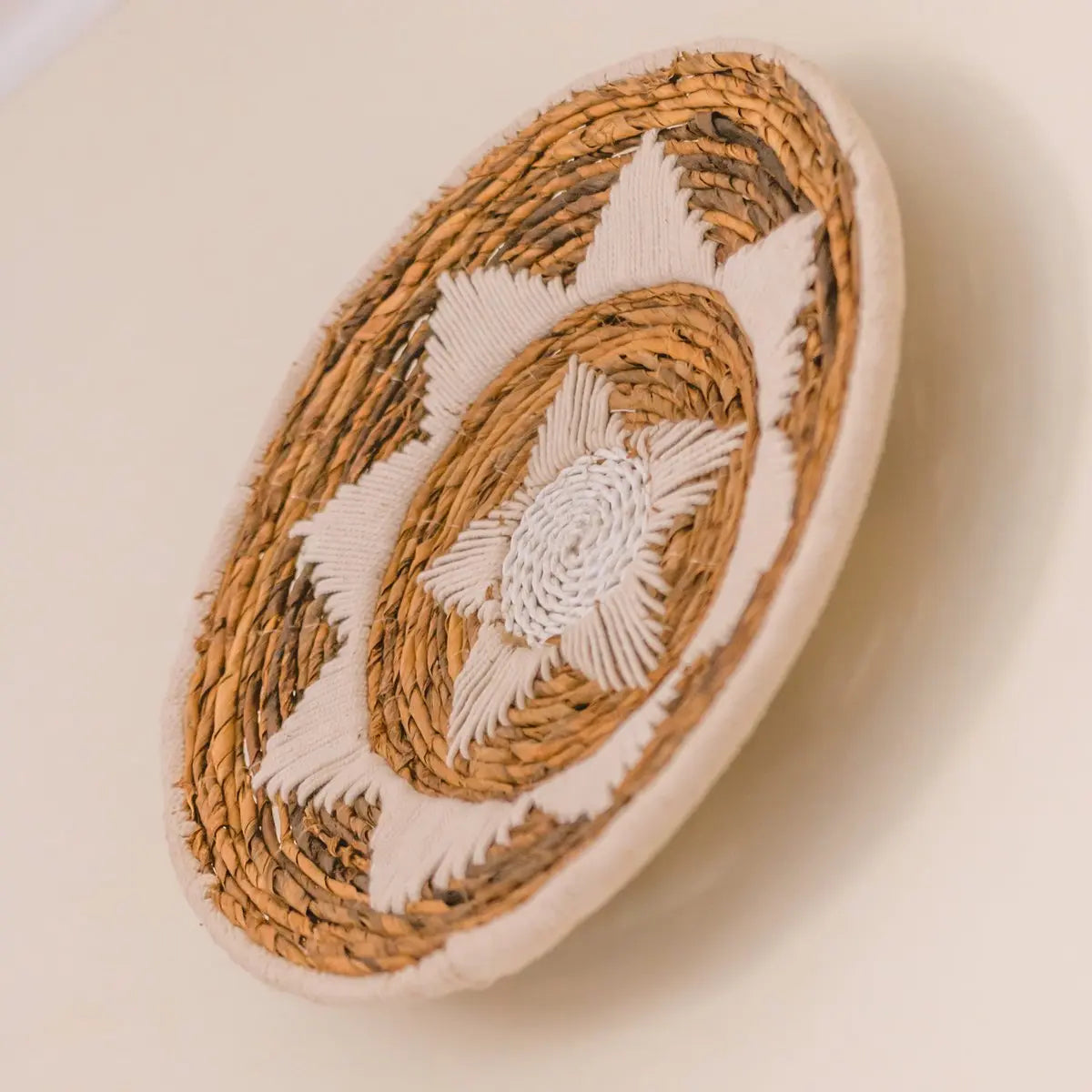Wanddecoratie van bananenvezel op een witte muur