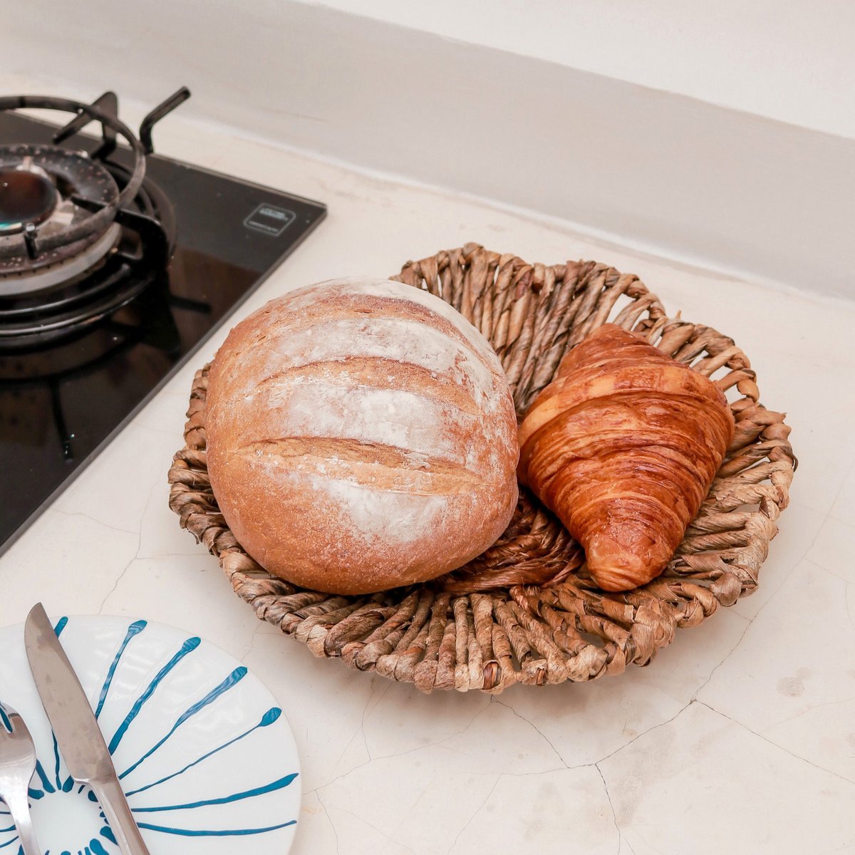Wanddecoratie van bananenvezel gebruikt als serveerschaal met broodjes erop