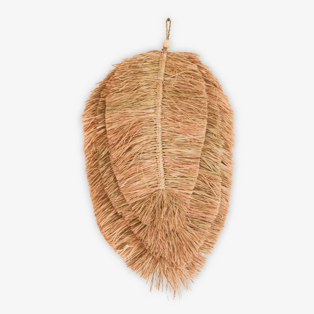 Wanddecoratie van handgeweven raffia op een witte muur