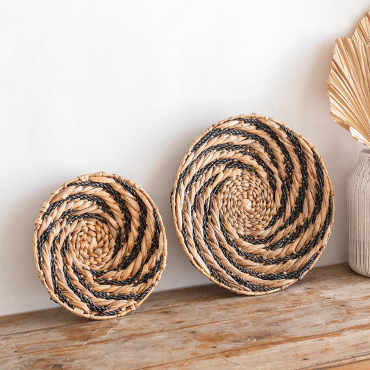 Wanddecoratie van waterhyacint staand tegen de muur op een houten oppervlak