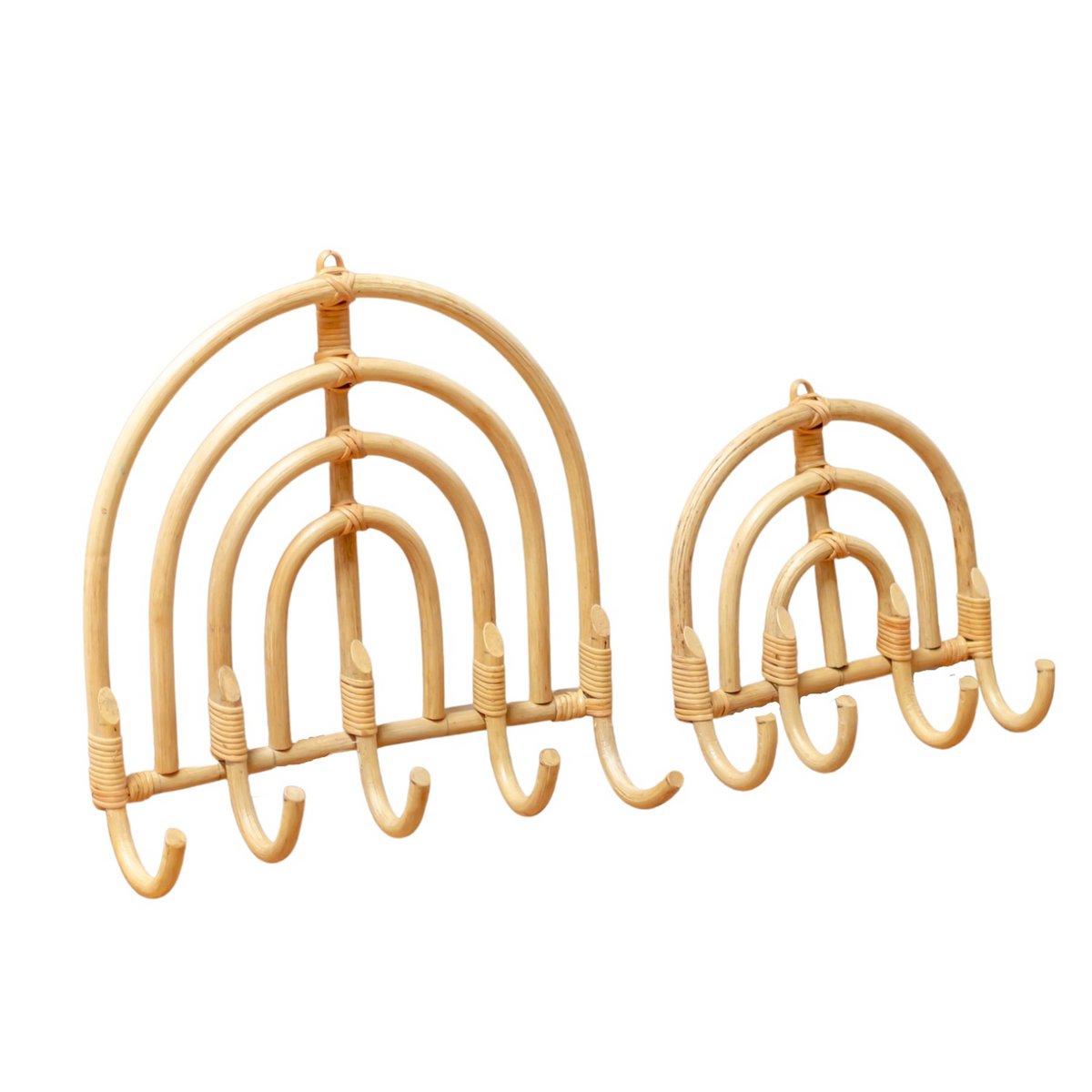 Twee wandhangers van rotan op een witte achtergrond