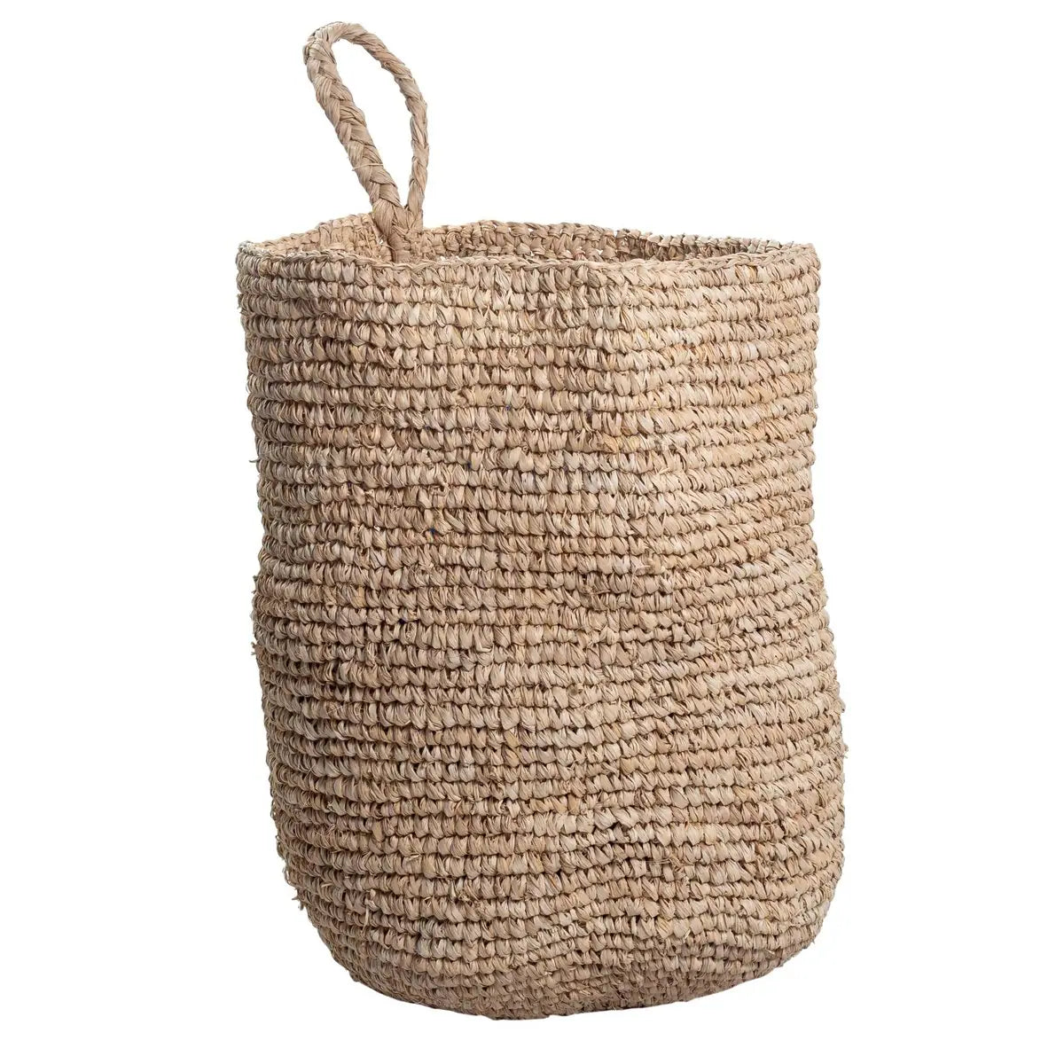 Wandmand van raffia op een witte achtergrond