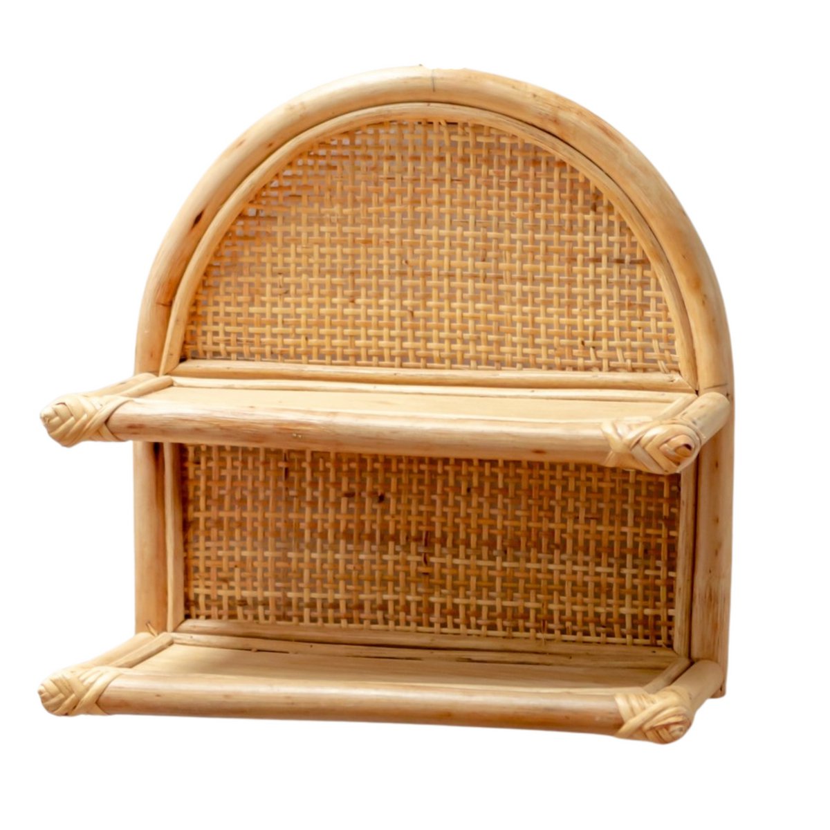 Wandplank van rotan op een witte achtergrond
