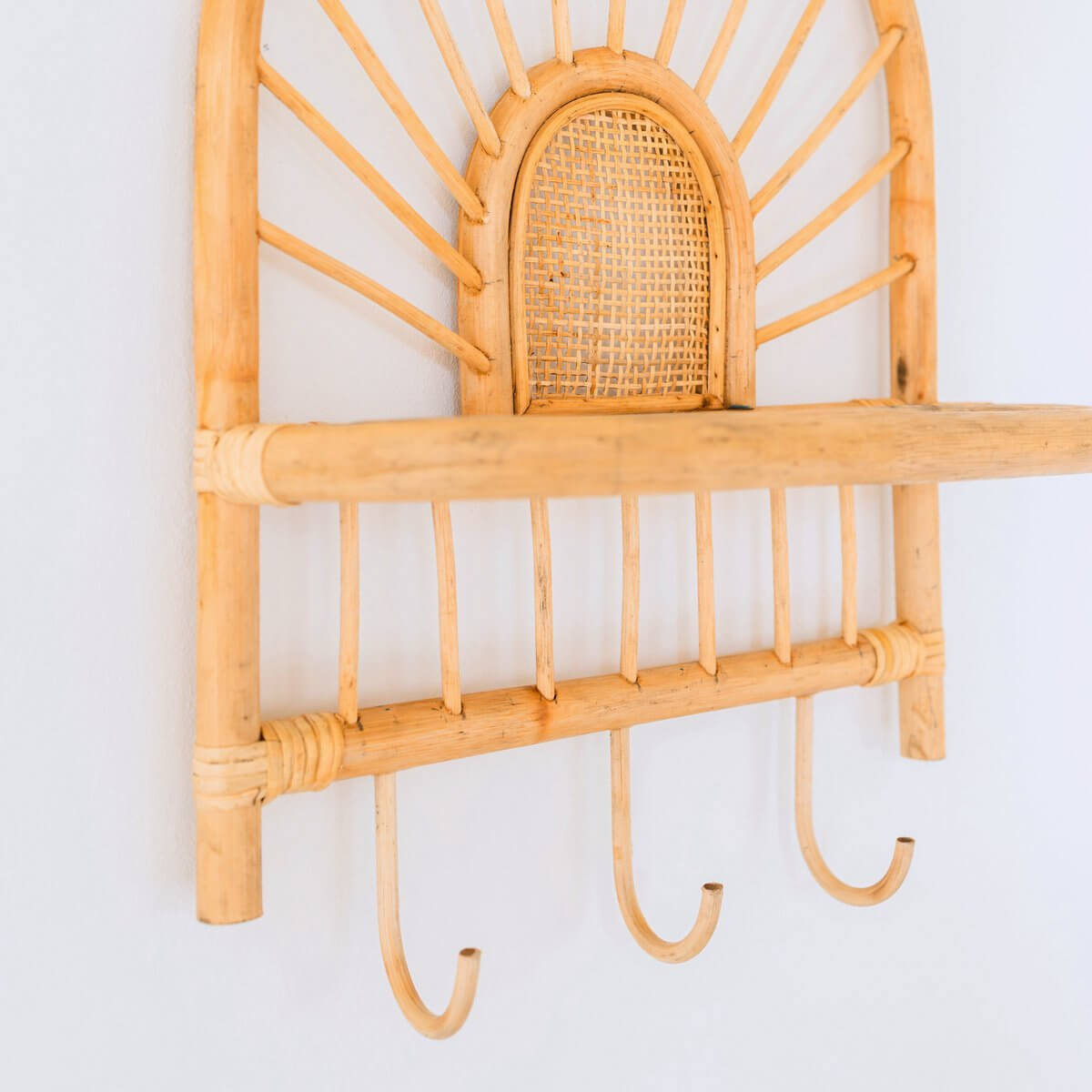 Rotan wandrek met haken schuin van dichtbij gezien