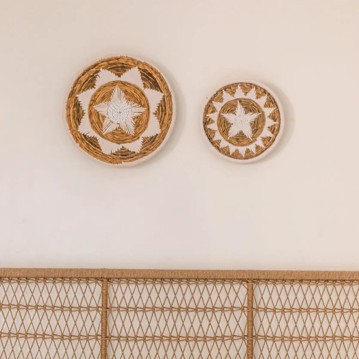 Twee wandschalen van bananenvezel op een muur boven