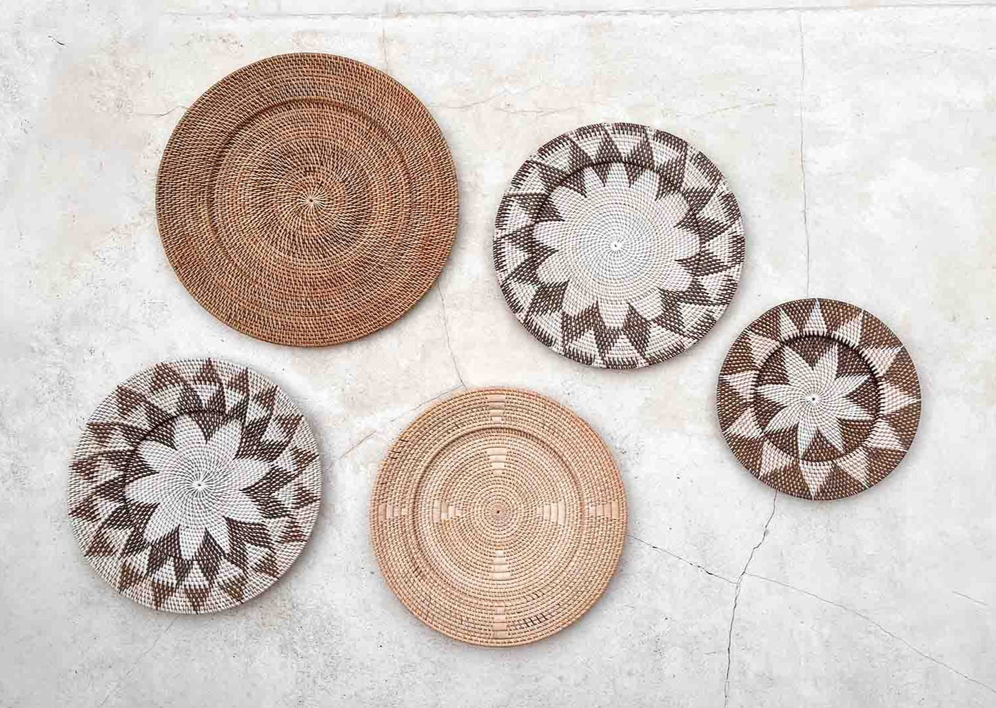 Vijf wandschalen op een muur