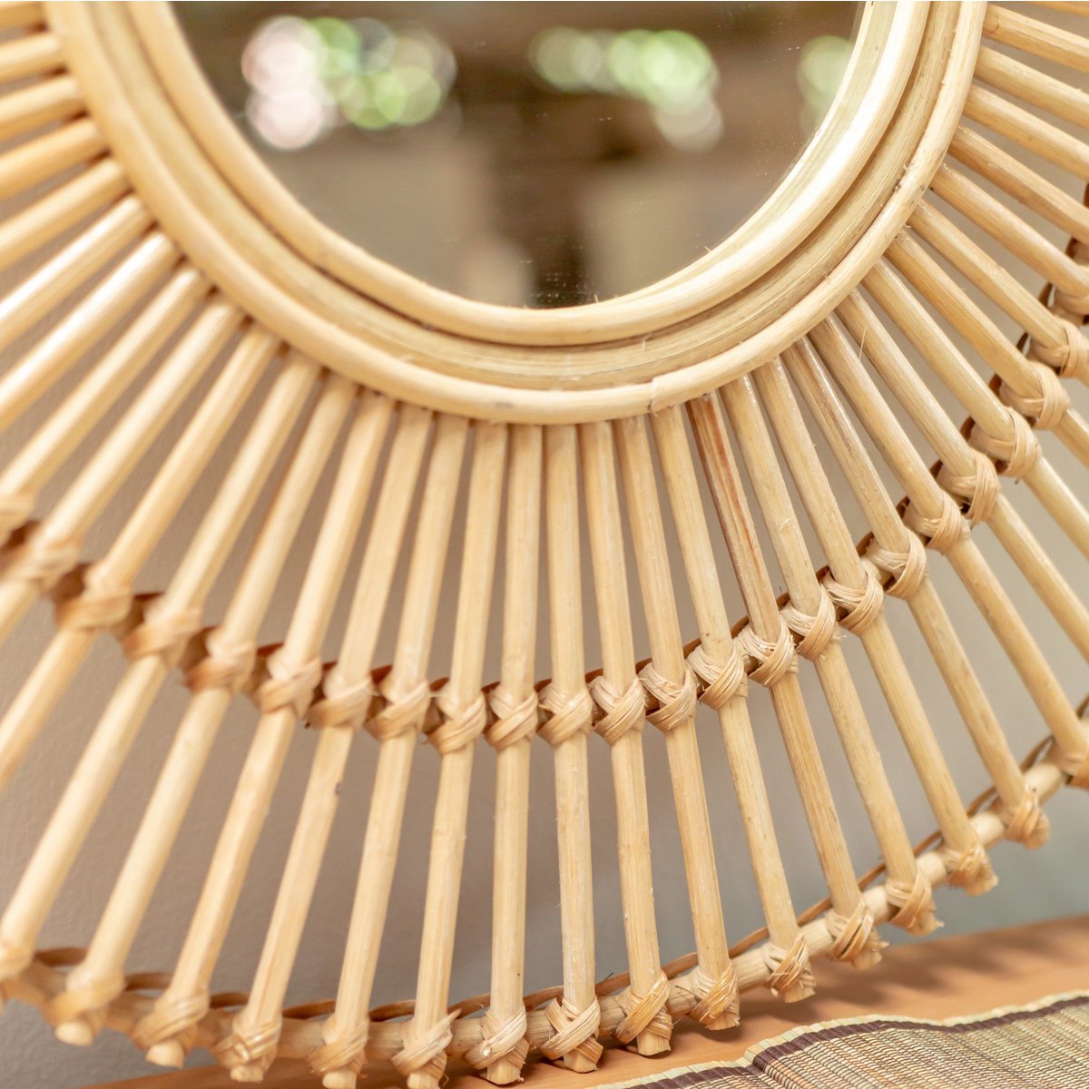 Wandspiegel van rotan van dichtbij gezien