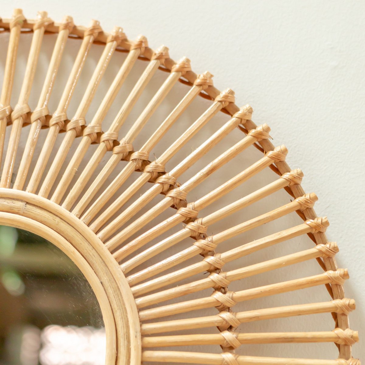 Wandspiegel van rotan van dichtbij gezien