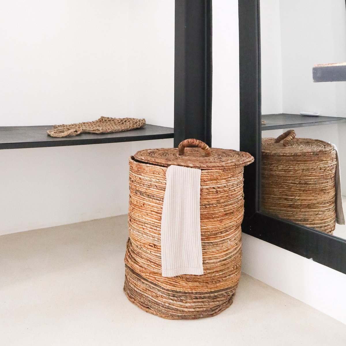 Wasmand met deksel gemaakt van bananenvezels in slaapkamer
