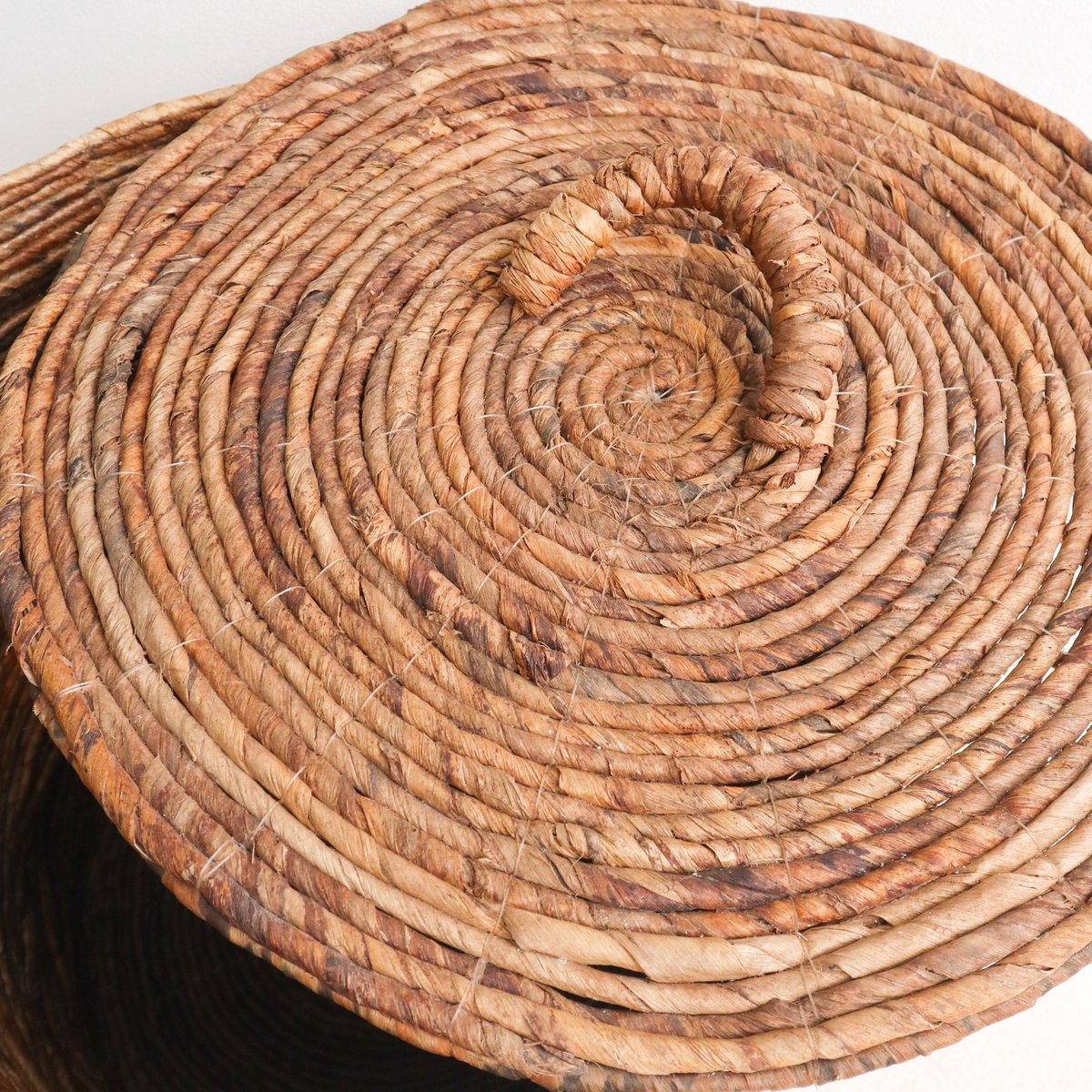 Close-up van wasmand met deksel gemaakt van bananenvezels
