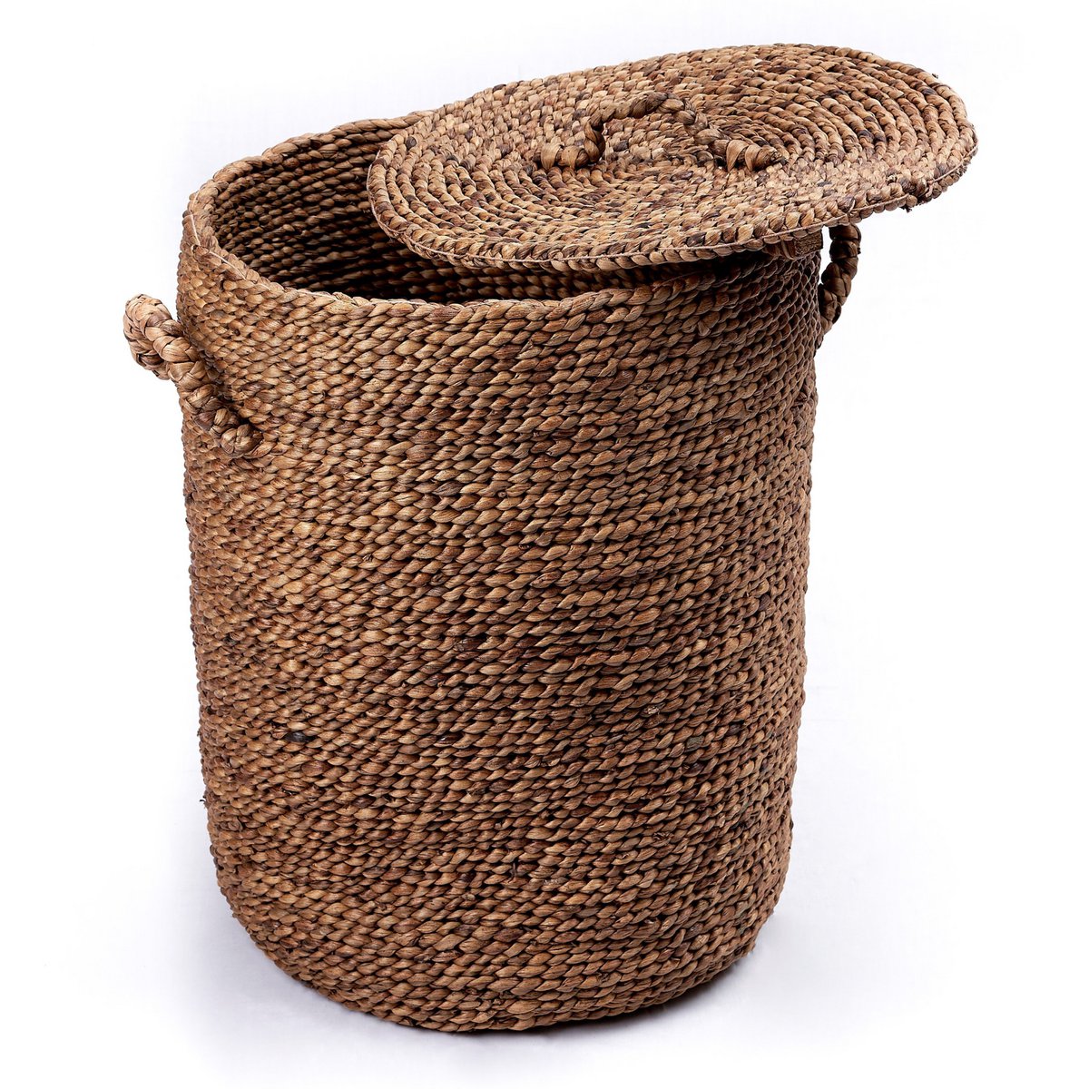 Wasmand van waterhyacint met deksel schuin erop op een witte achtergrond