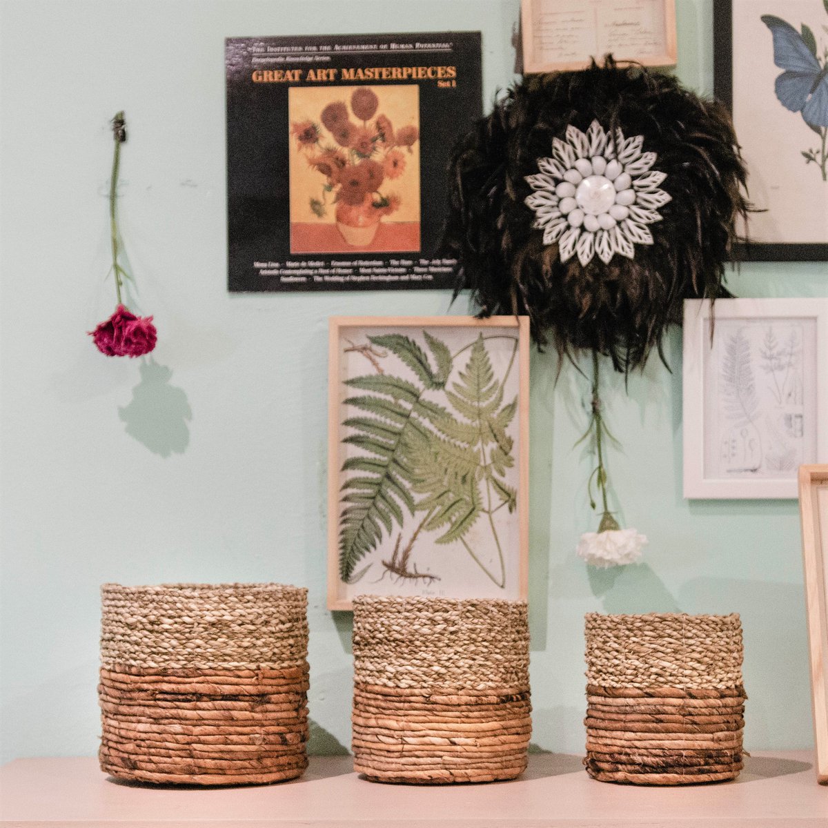 Drie zeegras opbergmanden van bananenvezel en zeegras voor een muur met wanddecoratie