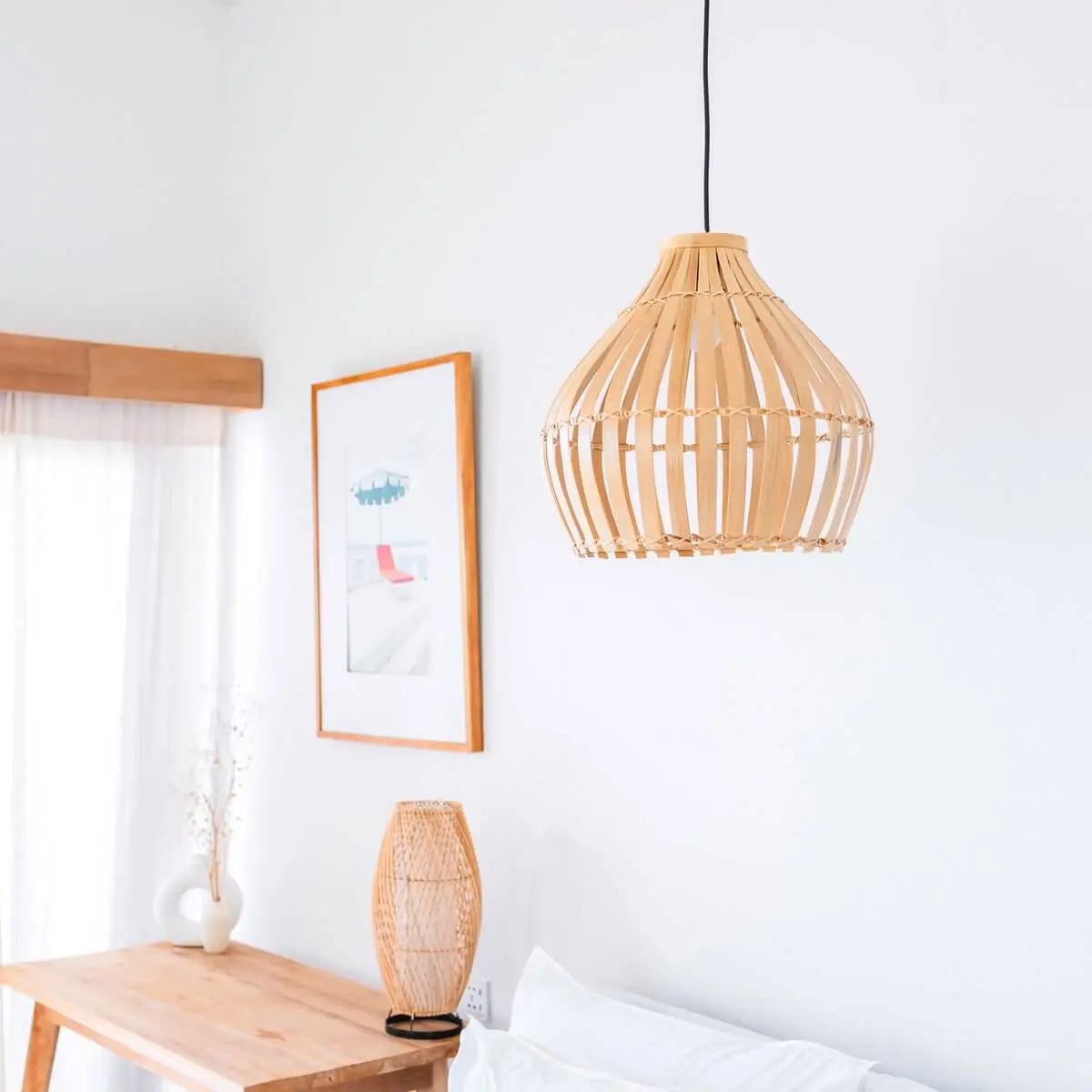 Bamboe lampenkap hangend in een kamer met witte muren