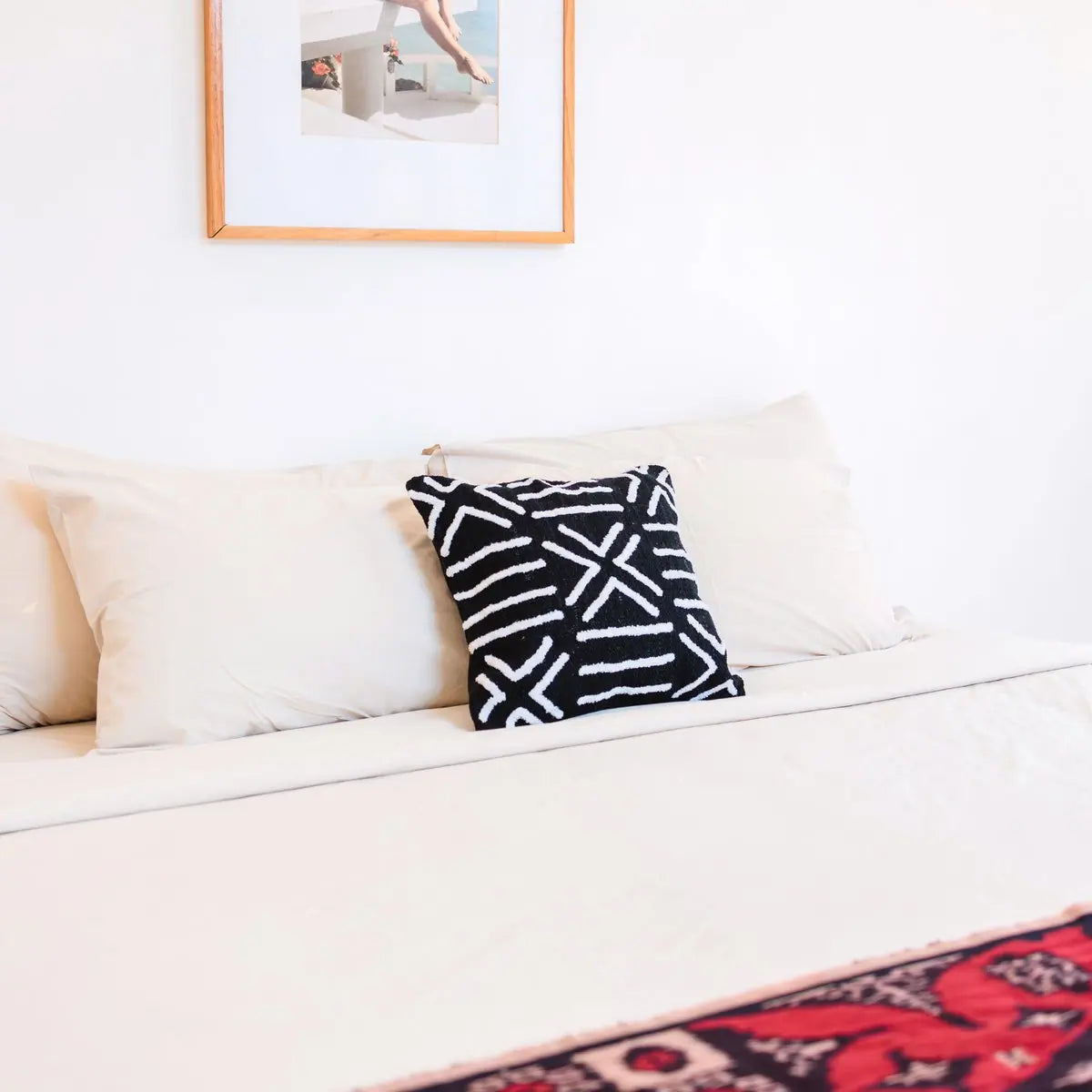 Zwarte katoenen kussenhoes met witte figuren op een bank