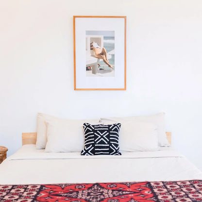 Zwarte katoenen kussenhoes met witte figuren op een bank 