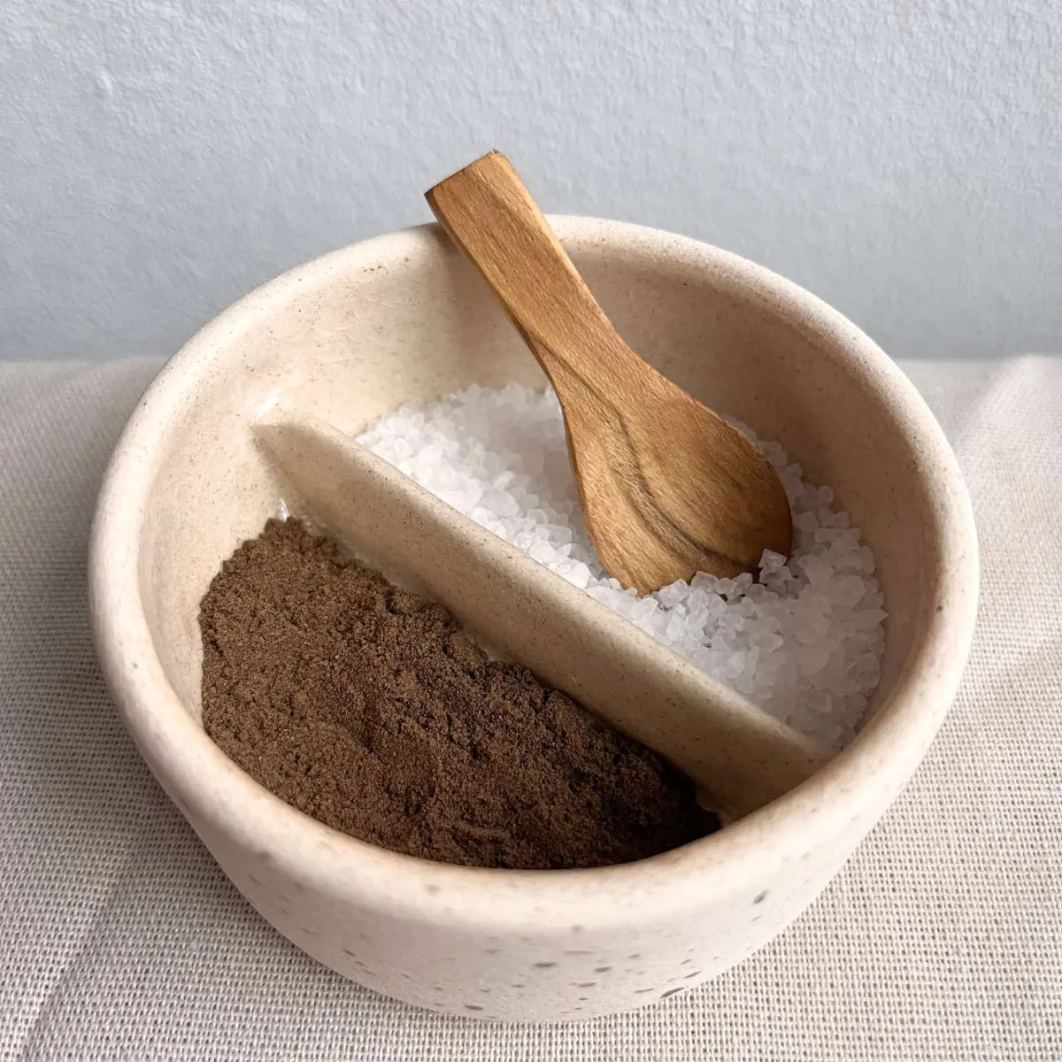 Bakje van keramiek met peper, zout en een lepeltje