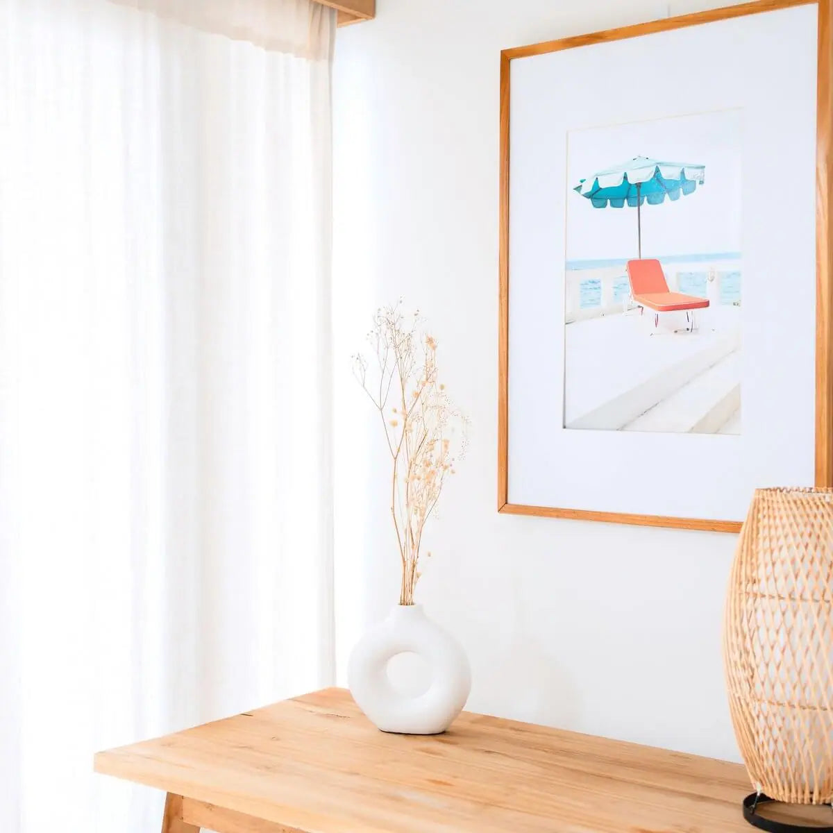 Kleine witte vaas staand op een tafel naast een gorijn