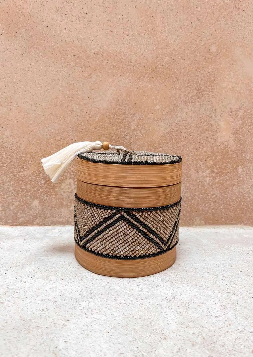 Offermandje op de grond voor een muur