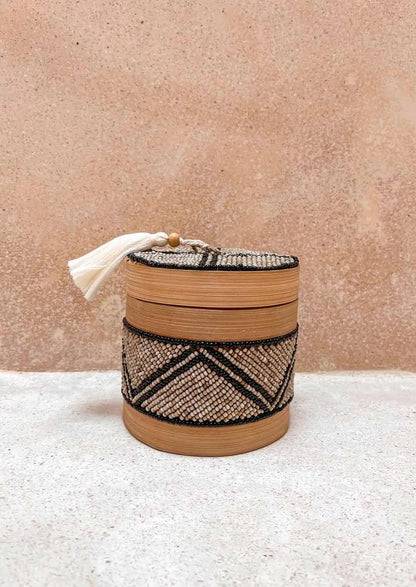 Offermandje op de grond voor een muur