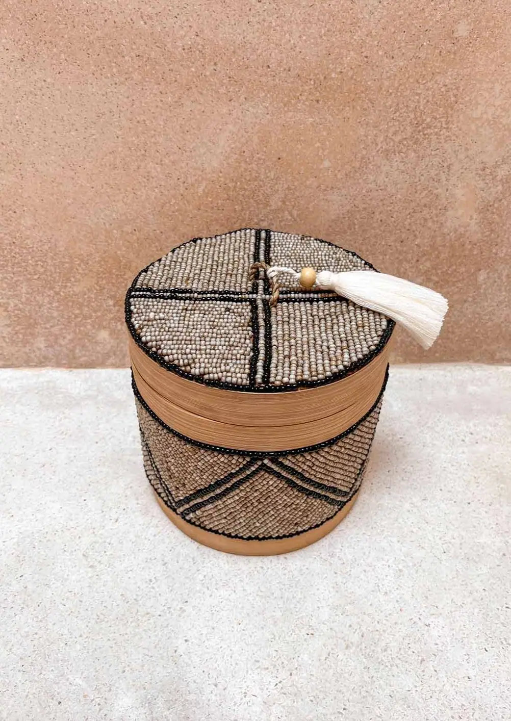 Offermandje op de grond voor een muur