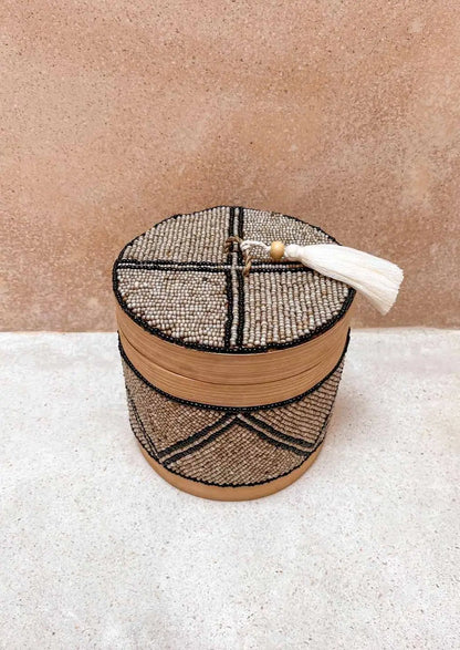 Offermandje op de grond voor een muur