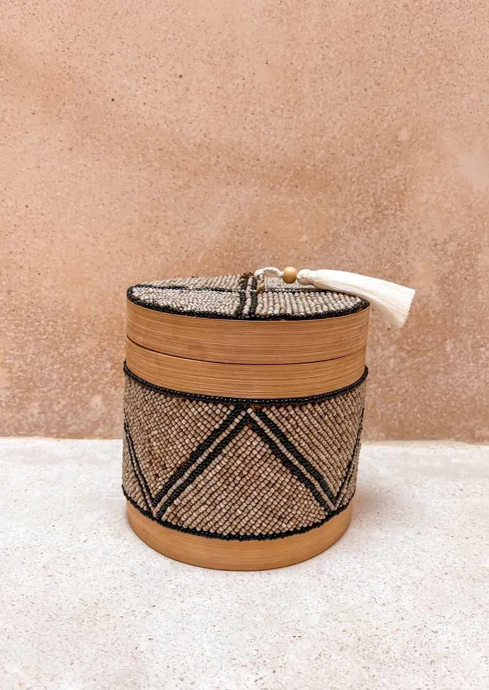 Offermandje op de grond voor een muur