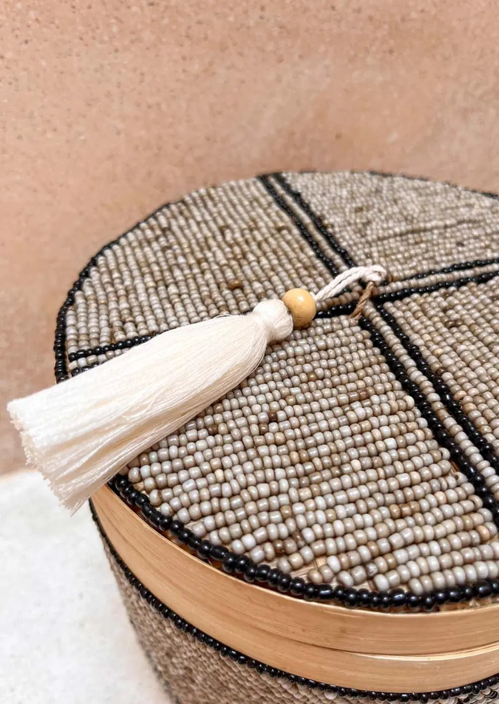 Offermandje schuin van de bovenkant van dichtbij gezien