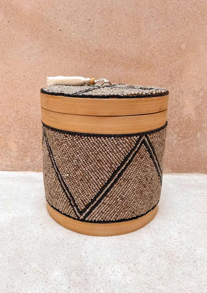 Offermandje op de grond voor een muur