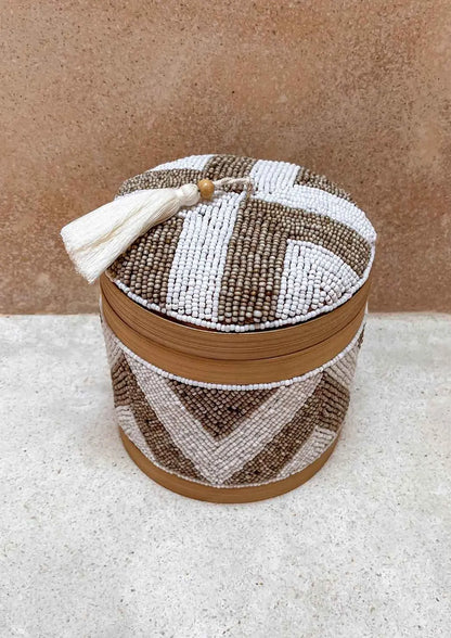 Offermandje staand voor een muur