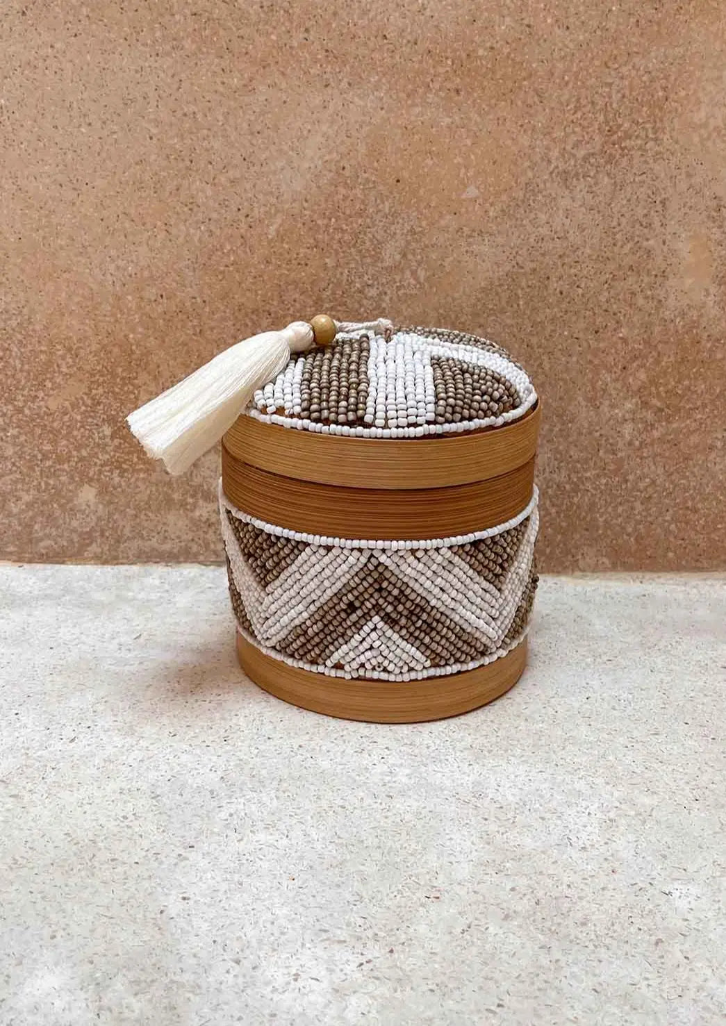 Klein offermandje staand voor een muur