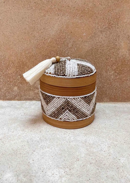 Klein offermandje staand voor een muur