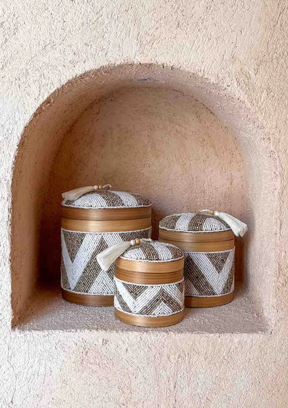 Drie offermandjes, klein, middel en groot staand in een inkeping in een muur