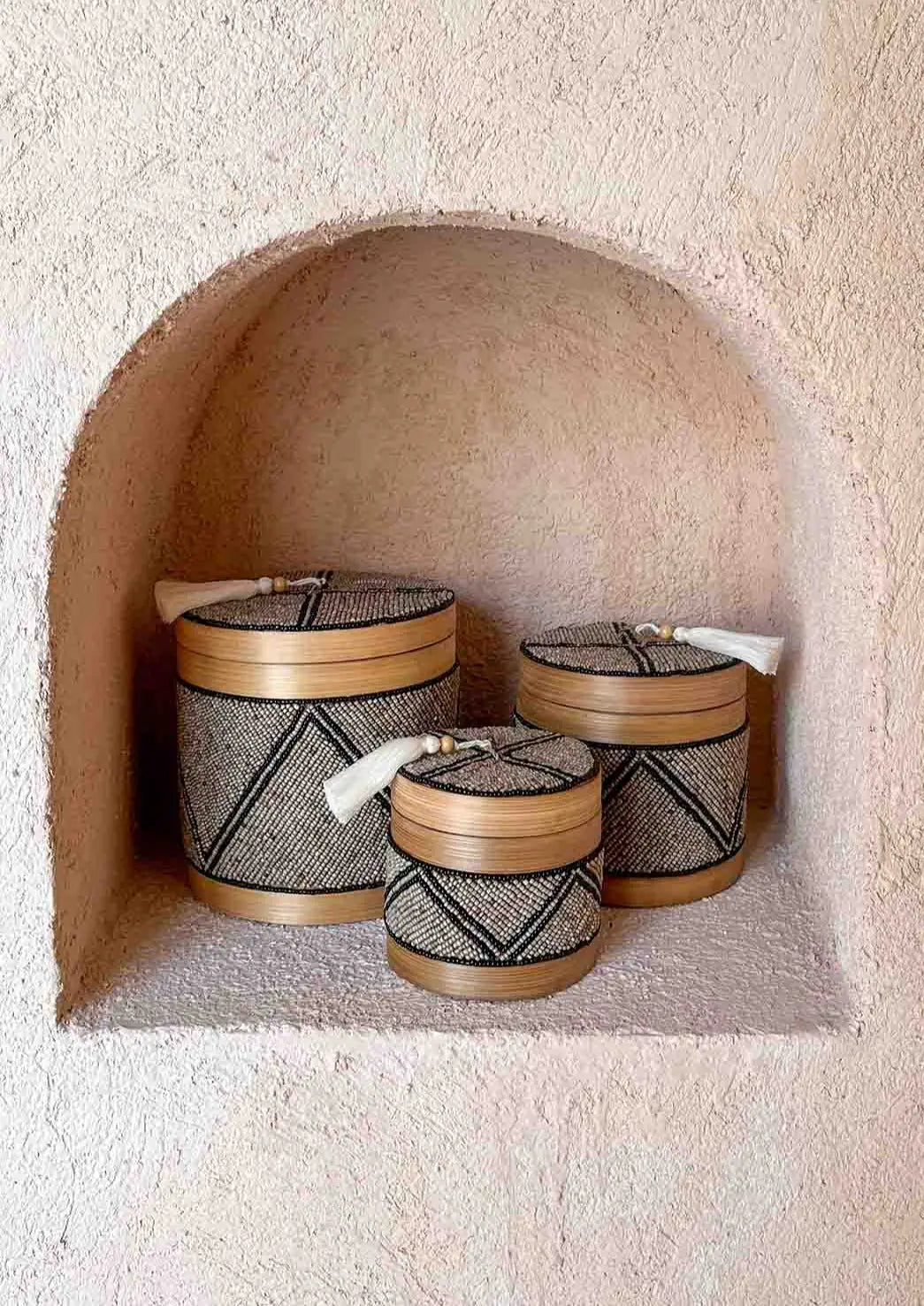 Drie offermandjes, klein, middel en groot met een mix van bruine, zwarte en zilveren kleuren