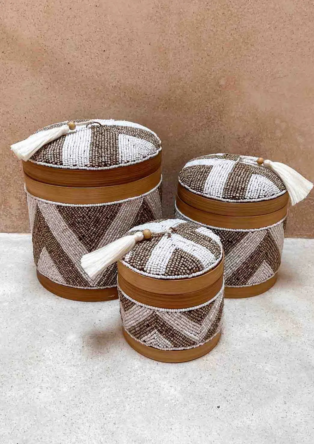 Drie offermandjes, klein, middel en groot voor een muur