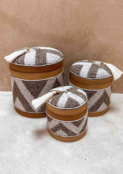 Drie offermandjes, klein, middel en groot voor een muur