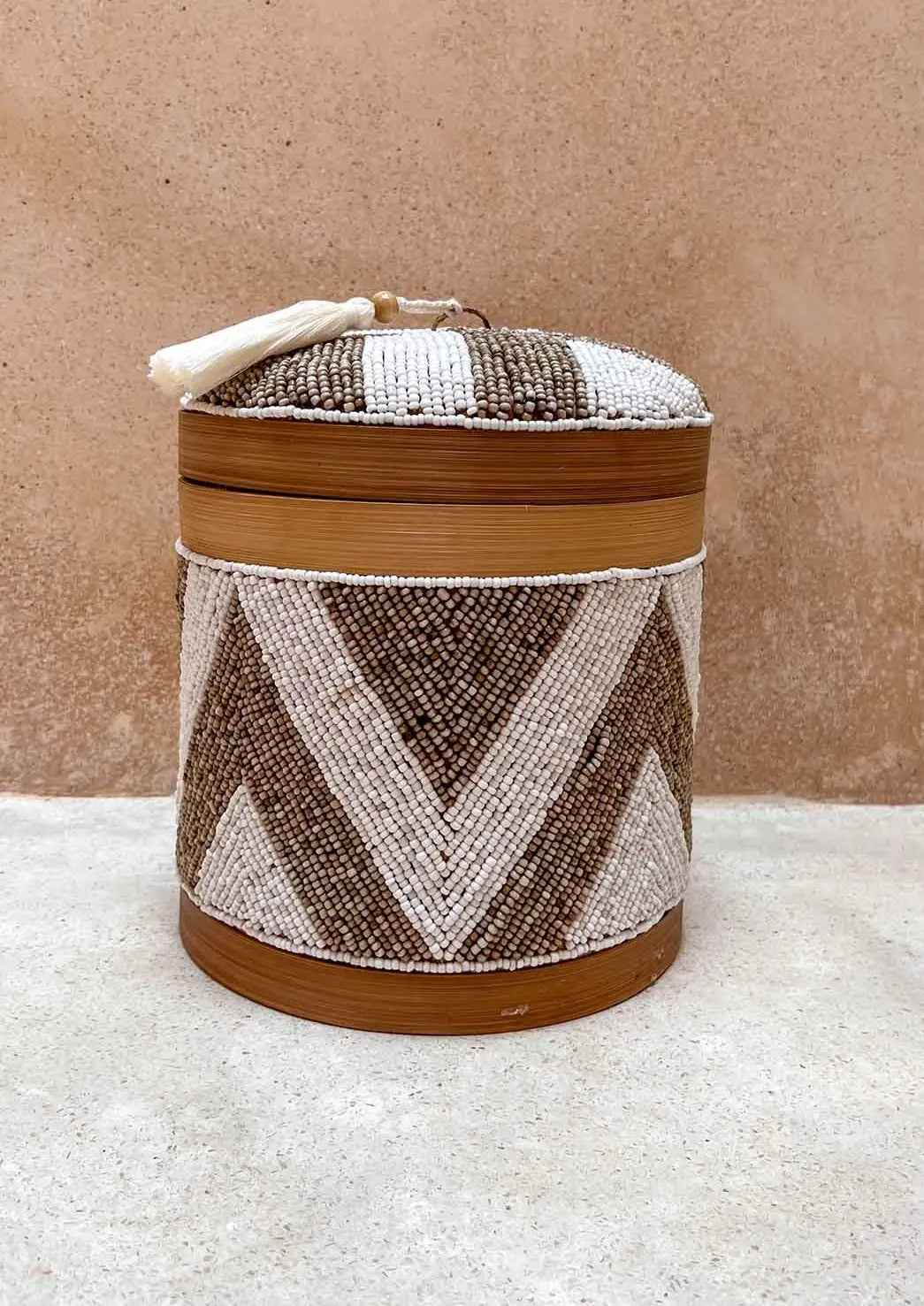 Groot offermandje, staand voor een muur