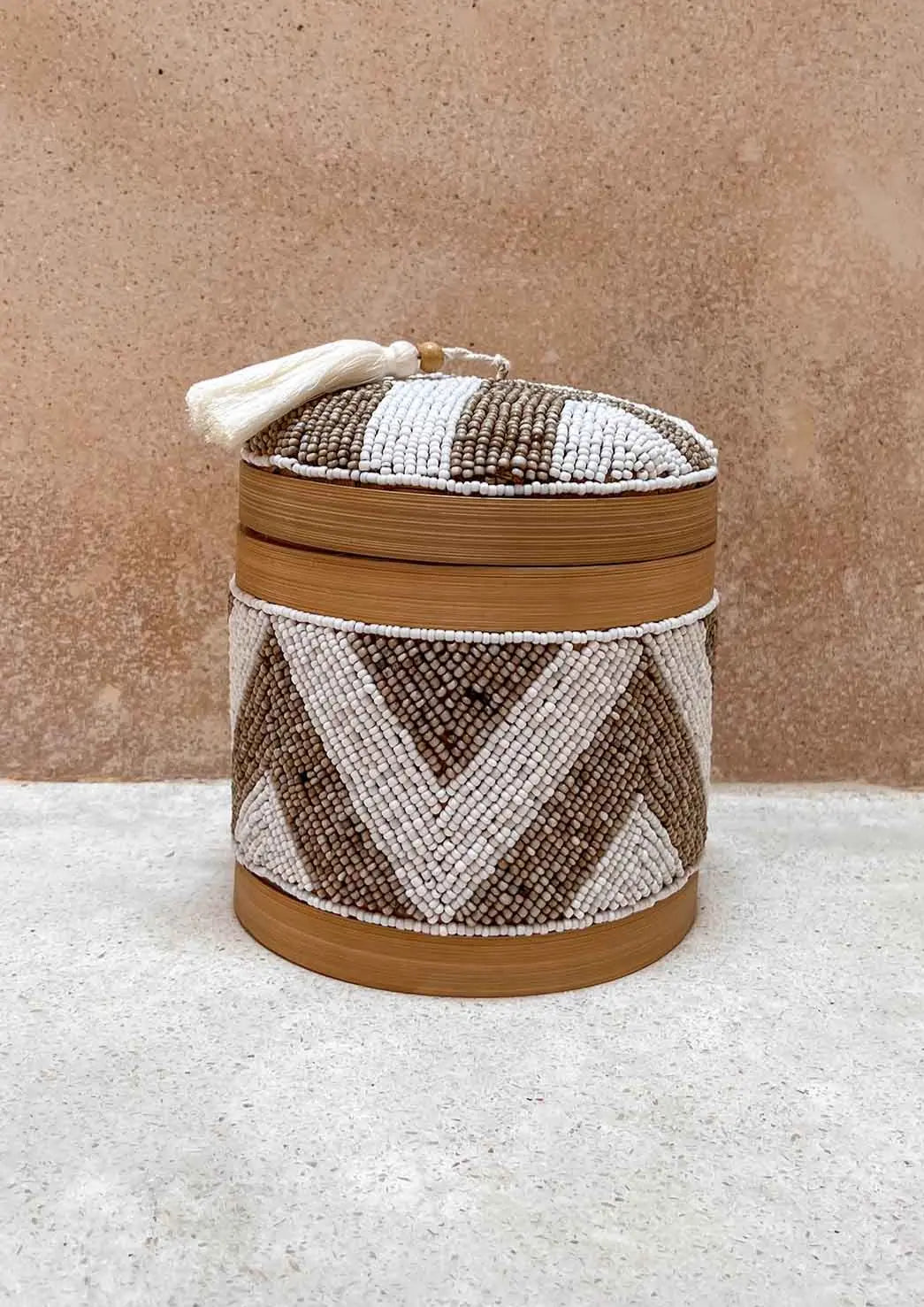 Offermandje staand voor een muur