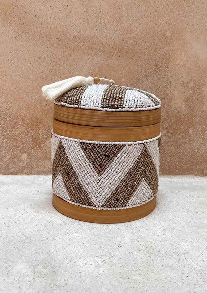 Offermandje staand voor een muur