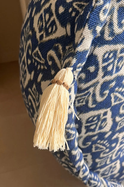 Ronde blauw witte poef van katoen met franjes ingezoomd