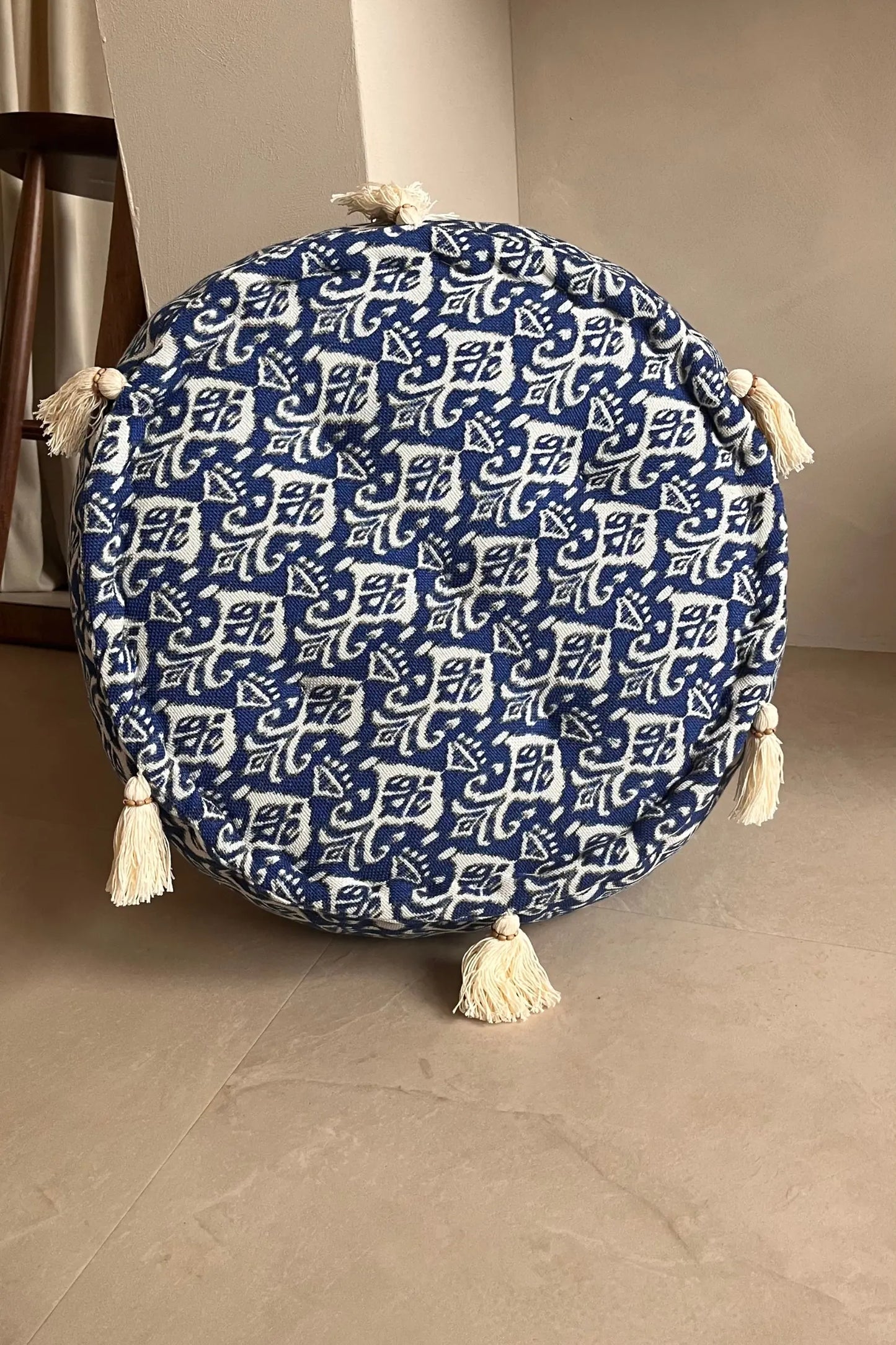 Ronde blauw witte poef van katoen met franjes rechtop staand