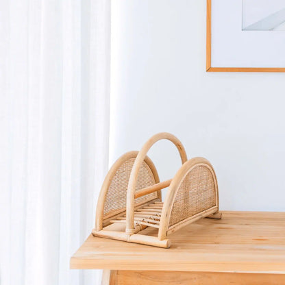 Close-up van de rotan tijdschriftenmand op het bureau, van een schuin perspectief.