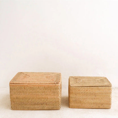 Twee formaten rotan opbergmanden naast elkaar met deksels erop