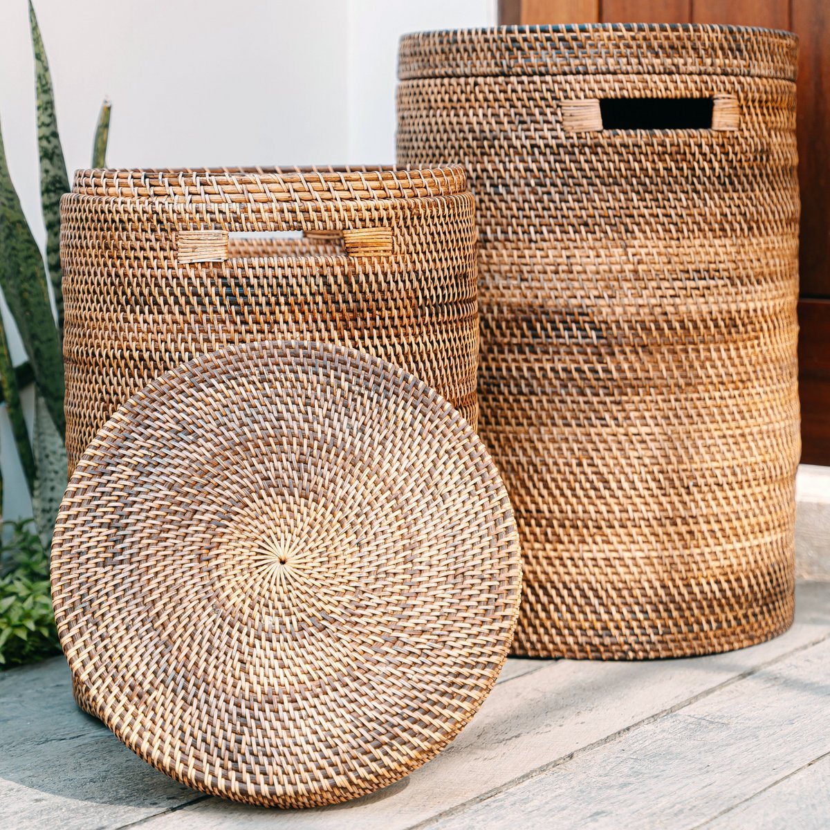 Twee rotan wasmanden naast elkaar, waarvan een met het deksel eraf