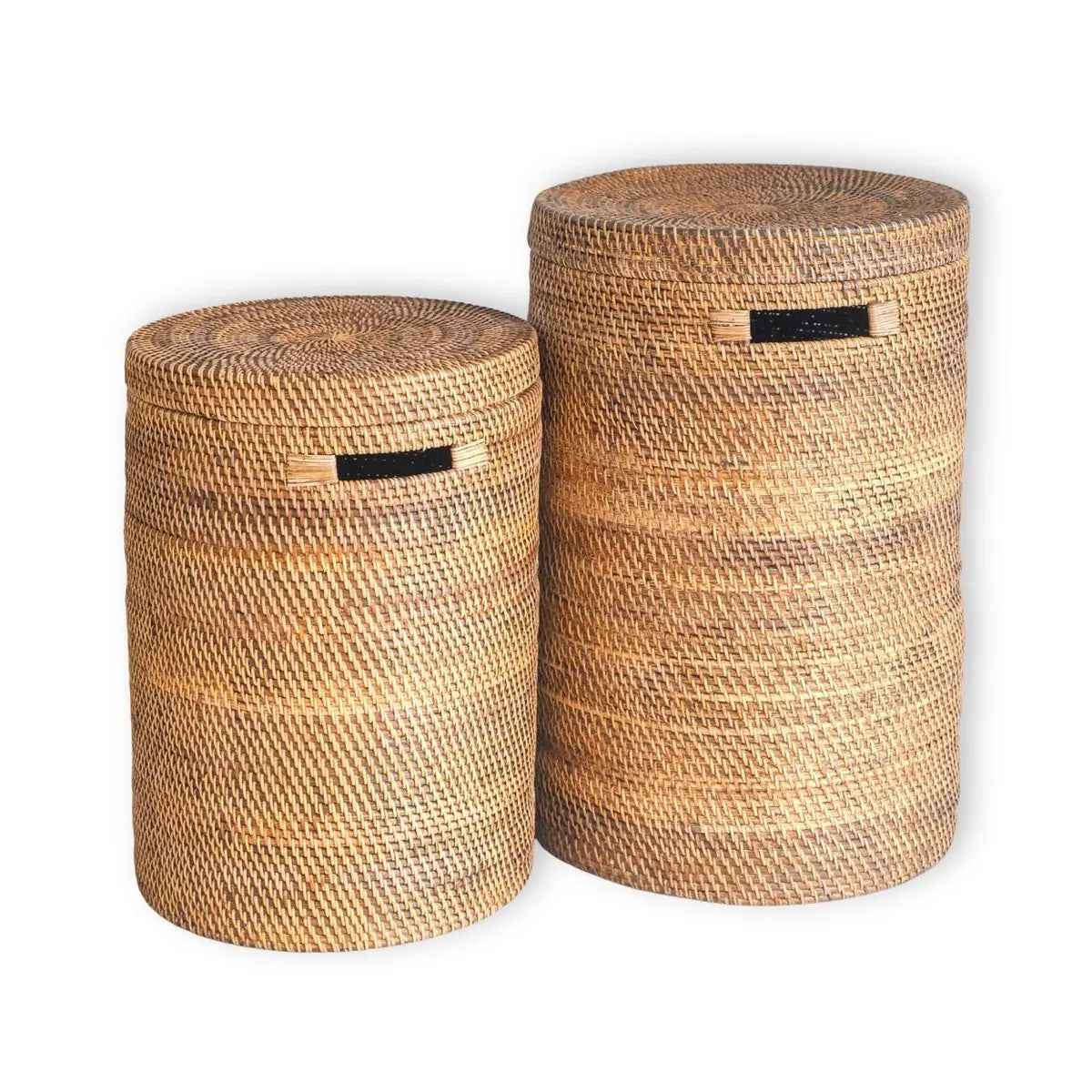 Twee rotan wasmanden, één grotere en een kleinere maat naast elkaar op een witte achtergrond